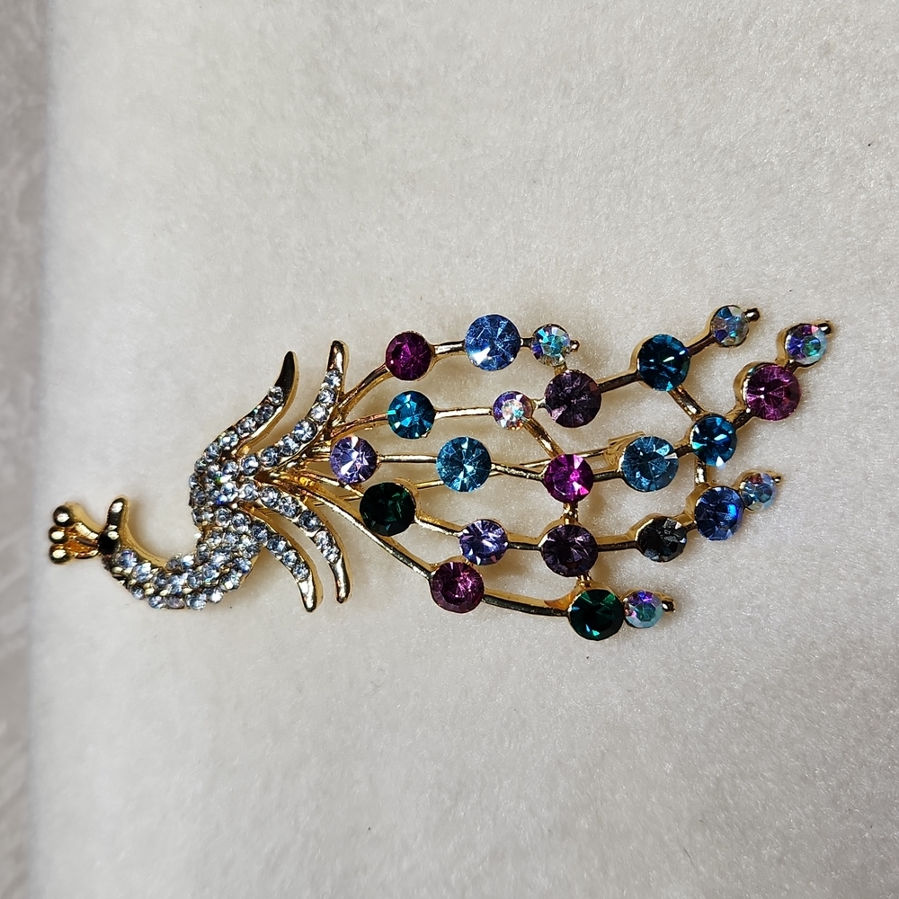 NEW! Stunning peacock brooch
